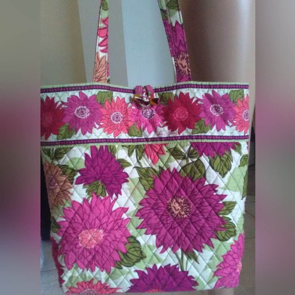 BNWOT SHOULDER/ TOTE BAG VERA BRADLEY BEAUTIFUL QUILT W FLOWERS PINK WHITE GREEN - Picture 2 of 6